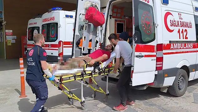 Odun keserken 2 ayağını ve elini kesti