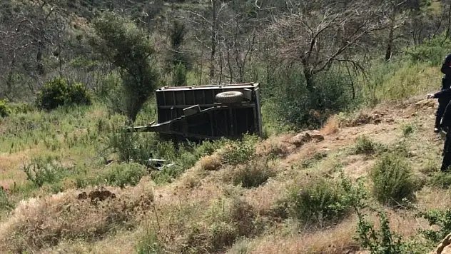Yamaçtan yuvarlanan traktörün sürücüsü öldü