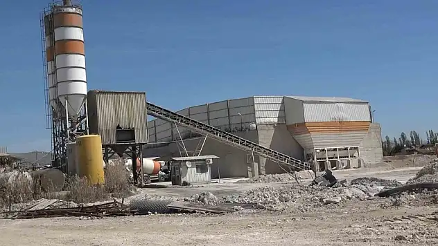 İşçi, forkliftin altında kaldı!