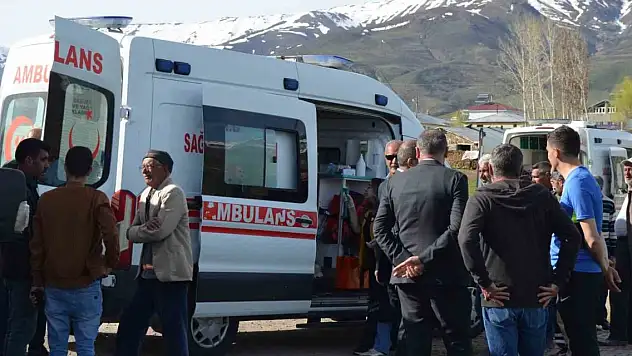 Köy muhtarının aracıyla öğrenci servisi çarpıştı: 10 yaralı