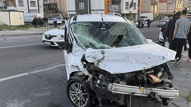 İşçi servisi ile hafif ticari araç çarpıştı: 6 yaralı