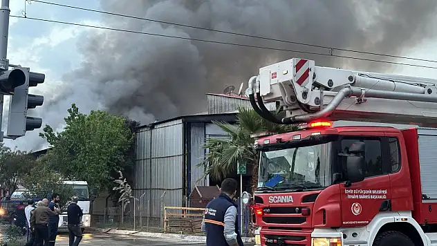 İzmir'de, kaplama fabrikasındaki yangın plastik fabrikasına da sıçradı