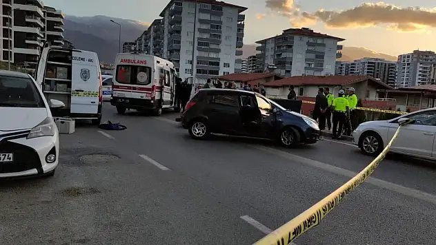 U dönüşü yapan otomobile çarpan motosiklet sürücüsü yaşamını yitirdi