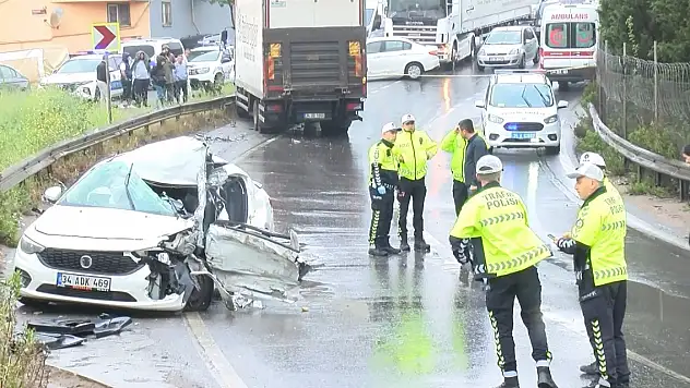 Kamyon ile otomobil çarpıştı: 2 ölü 4 yaralı