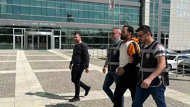 Tartıştığ eşi ve kayınpederini bıçaklayarak öldürdü