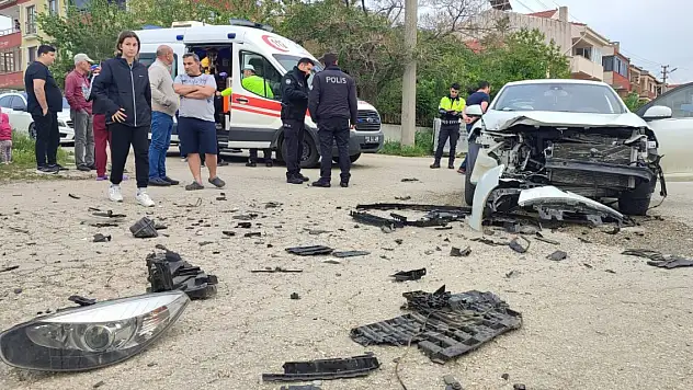 14 yaşındaki çocuk, babasından izinsiz aldığı otomobille 2 araca çarptı: 3 yaralı