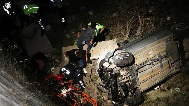 Bariyere çarpıp 17 metreden düşen otomobilde burunları bile kanamadı