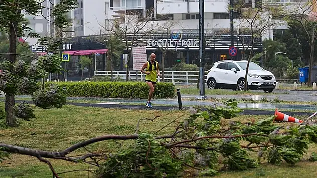 Bazı illerde fırtına ve sağanak yaşamı olumsuz etkiledi