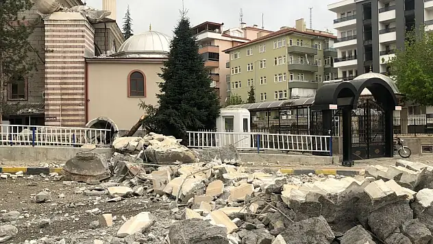 Çankırı'da fırtınada minare devrildi