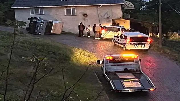 Kamyonet devrildi, kasada bulunan çocuklar yaralandı