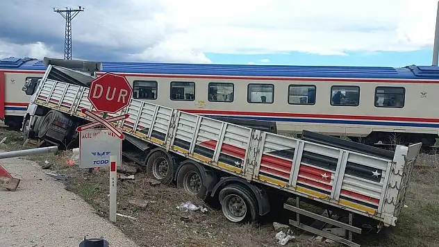 Hemzemin geçitte mahsur kalan tıra tren çarptı