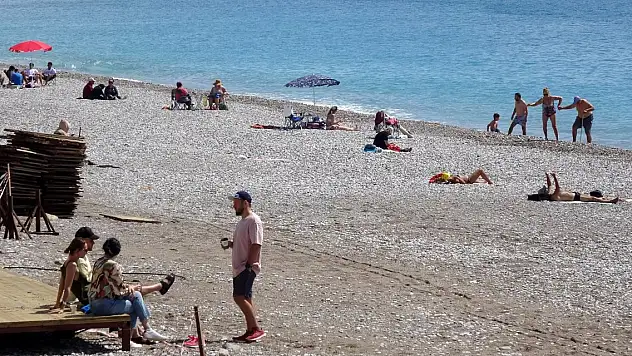 Fırtına sonrası sahil doldu denize de girdiler