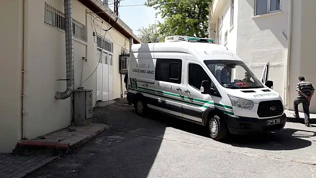 14 yaşındaki kız, babasının boğazını keserek uyurken öldürdü