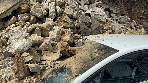 Sitenin duvarı iki otomobilin üzerine çöktü