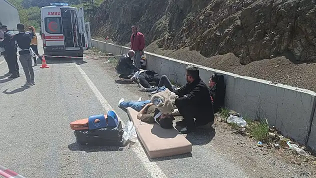 Minibüsler kafa kafaya çarpıştı 11'i öğrenci 15 yaralı