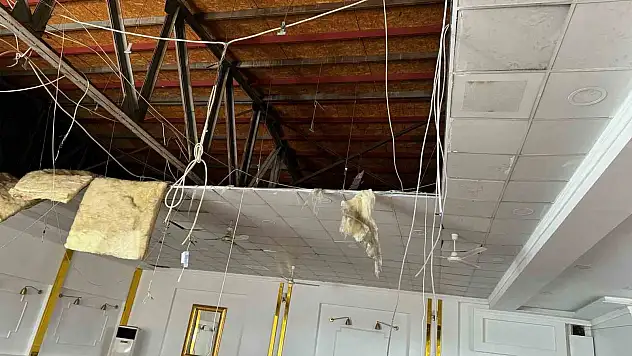 Depremden dolayı düğün salonu tavanı çöktü