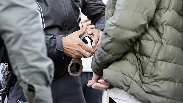 İsrail askerleri, Batı Şeria'da 50 Filistinliyi gözaltına aldı