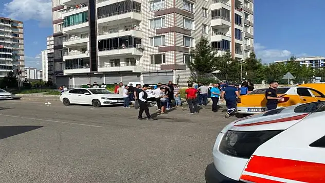 Ticari taksi otomobille çarpıştı: 5 yaralı