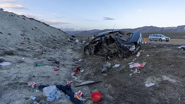 Otomobille pikap çarpıştı: 1 ölü, 6 yaralı