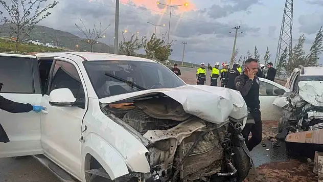 Ticari araç kamyonet ile çarpıştı: 2 ölü, 3 yaralı