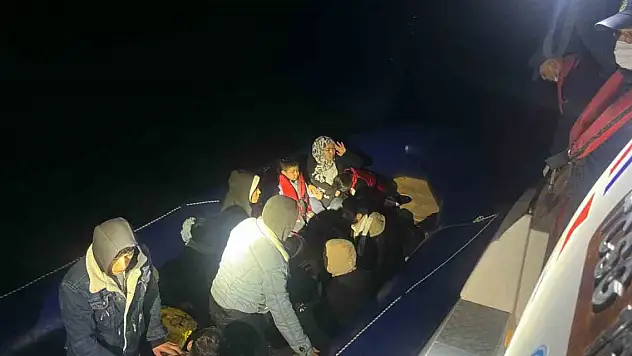 İzmir açıklarında 14'ü çocuk 29 göçmen yakalandı