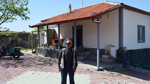 Herkesin terk ettiği köyde tek başına yaşıyor