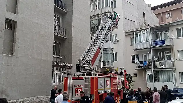 Polisten saklanırken komşusunun balkonunda mahsur kaldı