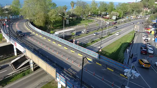 TIR'ın taşıdığı kamyon kasası köprüye çarptı