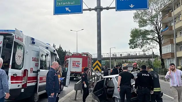 Bariyerlere çarpan otomobilin sürücüsü öldü