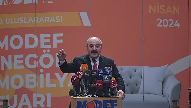 Varank: Milletin nazarında İstiklal Marşı'na, Türk bayrağına saygı duymayanın hiçbir itibarı olmaz