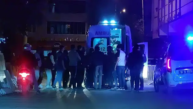 Annesiyle tartışan babasını bıçakladı kaçarken tabanca ile ateş açıp panik yaşattı