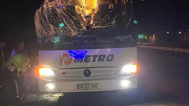 Yolcu otobüsü, TIR'a arkadan çarptı: 1'i ağır 10 yaralı