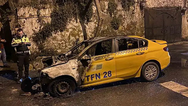 Bir anda alev aldı! Ticari taksi kullanılamaz hale geldi