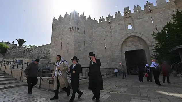 Yüzlerce fanatik Yahudi Mescid-i Aksa'ya baskın düzenledi