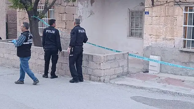 Evde otururken tartıştığı kişiyi tüfekle başından vurdu