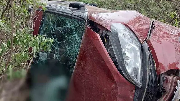Lastiği patlayan araç takla atıp şarampole devrildi: 1 ölü, biri bebek 2 kişi yaralı