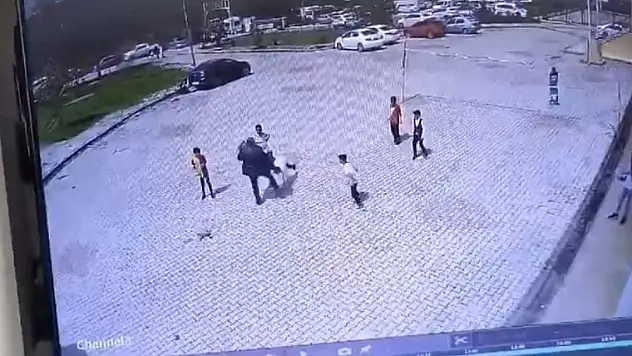 Dron operatörü, 23 Nisan kutlamalarında öğrenciyi tekmeledi