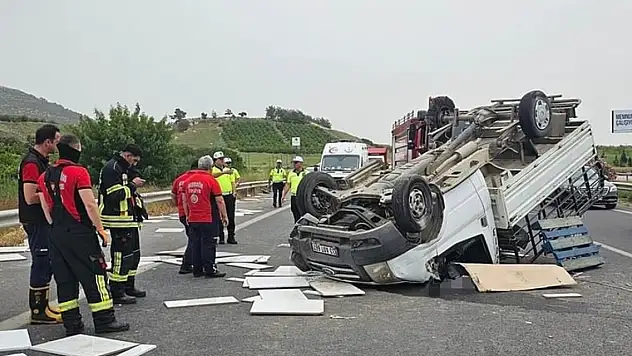 Lastiği patlayan kamyonet devrildi: 1 ölü, 2 yaralı