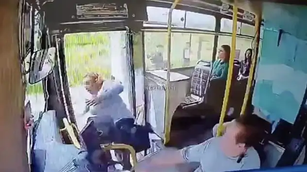 Kapısı açık otobüsten düşen kadın ağır yaralandı