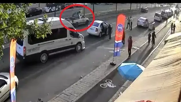 İlk kazayı atlatan kadın ile çocuk, saniyeler sonra ikinci kazada ağır yaralandı