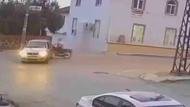 Motosiklet kazaları... Dönüş yapan otomobile ok gibi saplandı