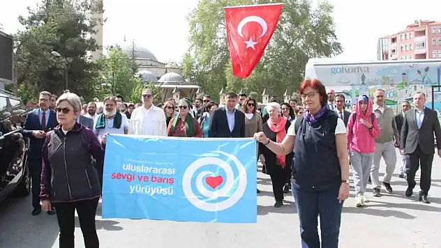 Hazreti Mevlana için Karaman'dan Konya'ya Sevgi ve Barış Yürüyüşü düzenlendi