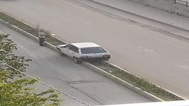 İlginç kaza, otomobil refüje oturdu