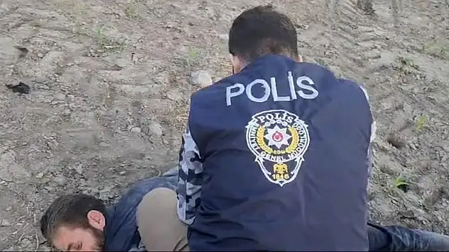 'Dur' ihtarına uymayarak kaçan otomobilden 5 kaçak göçmen çıktı