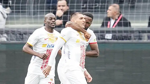 Konyaspor'un eski gözdesi takımını ipten aldı!
