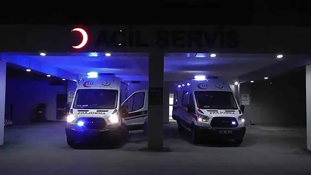 Niğde'de hafif ticari araçla motosiklet çarpıştı: 1 ölü, 4 yaralı