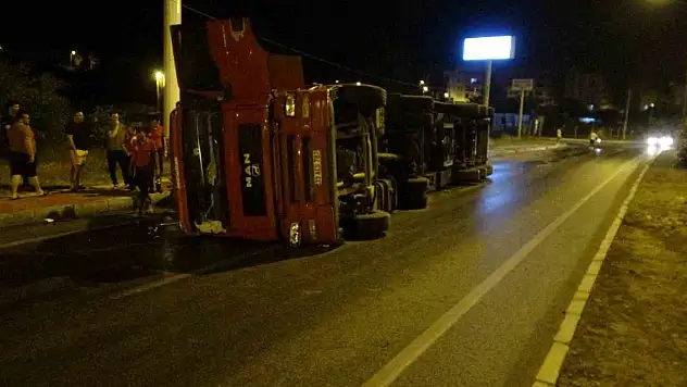 Kontrolden çıkan otomobil kaldırıma vurdu, ona metreler kala tır devrildi