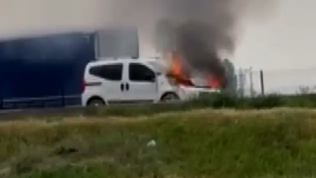 Aksaray-Konya Karayolu Aratol Kavşağında hafif ticari araç alev alev yandı