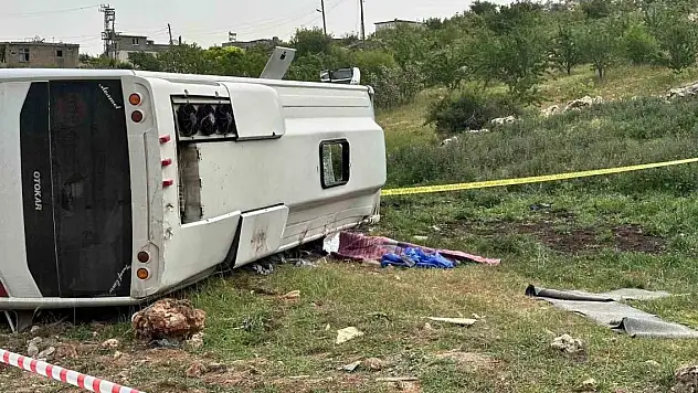 Gaziantep'te astsubayın öldüğü, 17 kişinin yaralandığı midibüs kazası kamerada