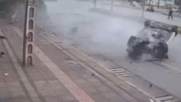 Kırmızı ışıkta geçen otomobil, yayalara ve ağaca çarptı: 1 ölü, 3 yaralı